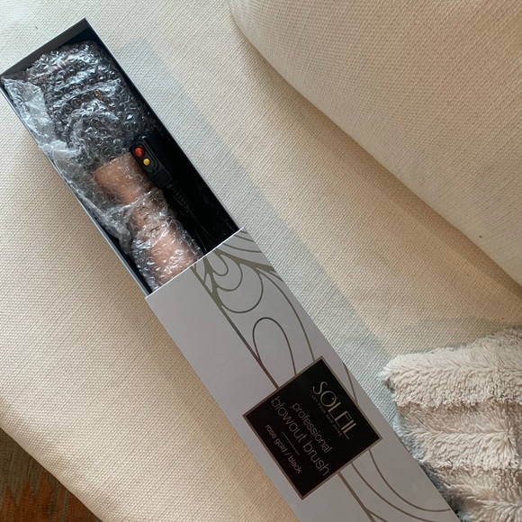 Professional strength and quality blowout brush from Soleil - Picture 5 of 7